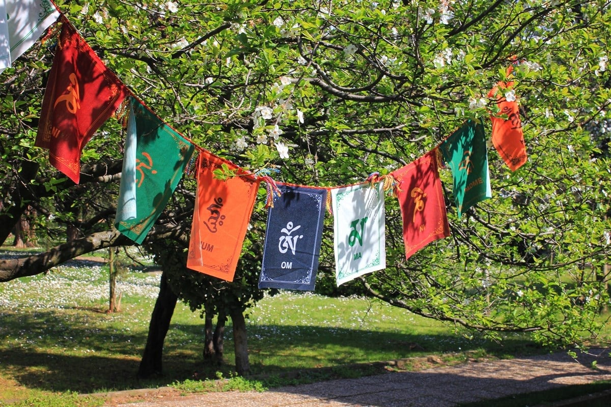 Tibetische Gebetsfahnen – Om Mani Padme Hum Mantra