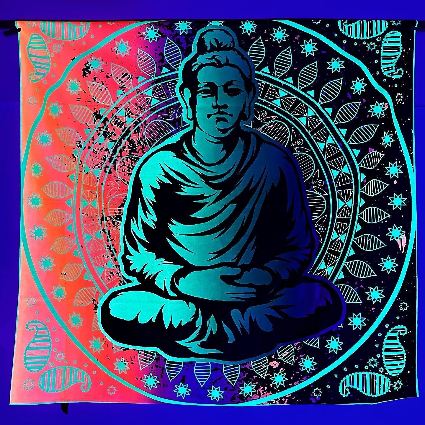 Buddha Illuminates the Darkness / Neon Wanddekoration 140x140 cm